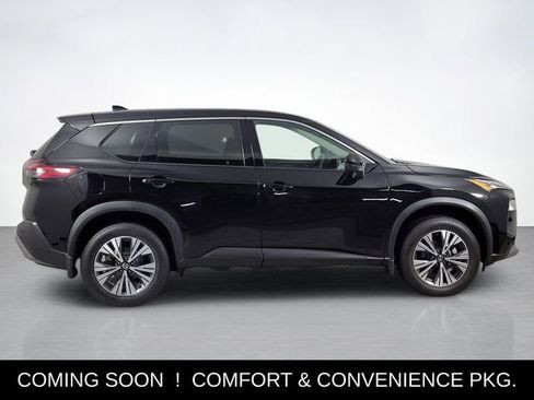 Used 2021 Nissan Rogue SV image 2