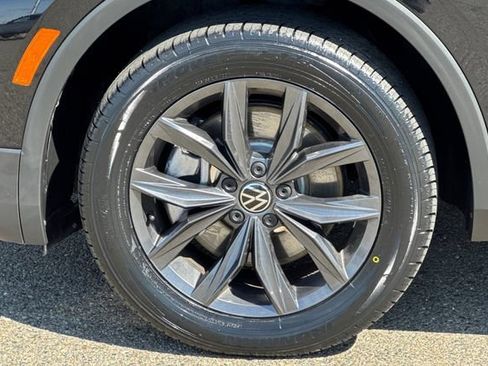 Used 2023 Volkswagen Tiguan SE FWD image 32