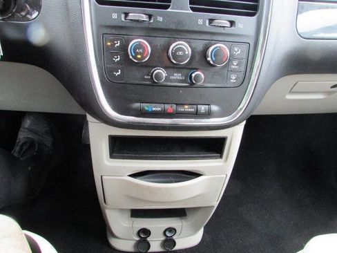 Used 2018 Dodge Grand Caravan SE w/ UConnect Hands-Free Group FWD image 14