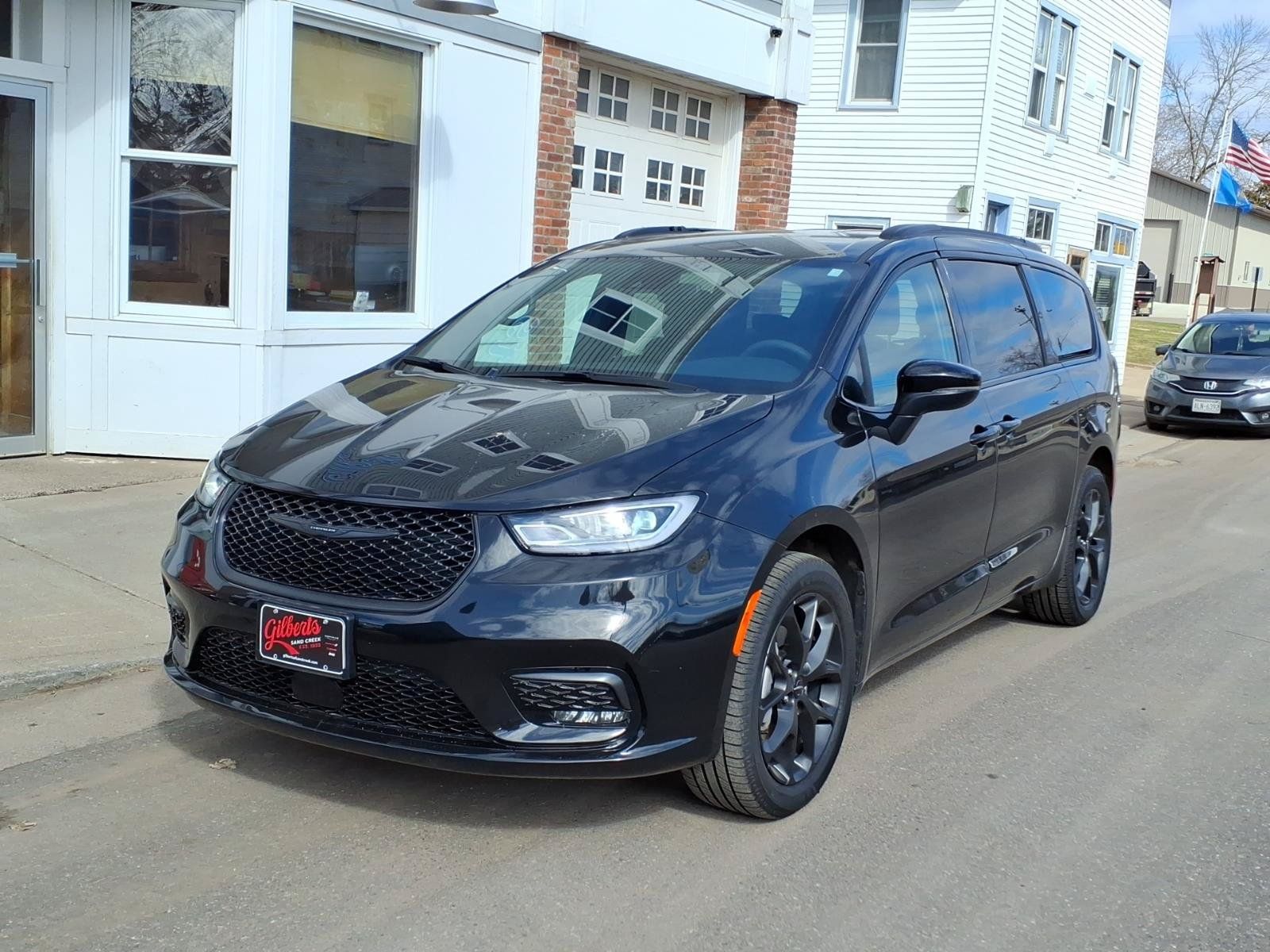 Used 2023 Chrysler Pacifica Touring-L w/ S Appearance Package AWD/4WD image 2