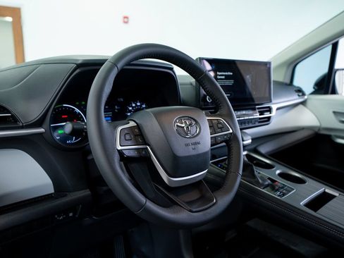 Used 2025 Toyota Sienna XLE FWD image 29