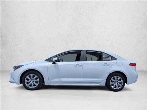 Used 2022 Toyota Corolla LE FWD image 2
