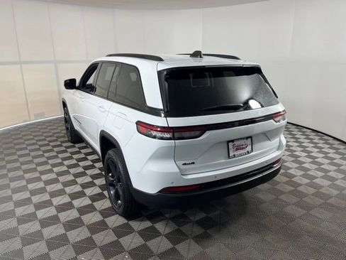 Used 2023 Jeep Grand Cherokee Altitude AWD/4WD image 5