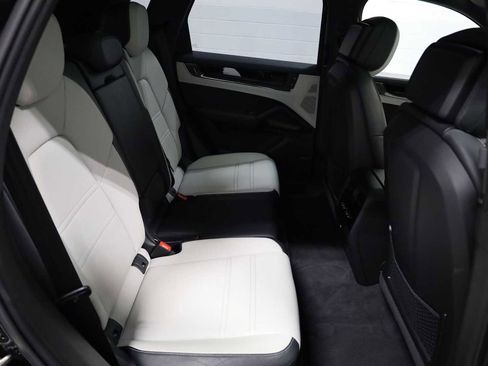 Certified 2025 Porsche Cayenne E-Hybrid image 37