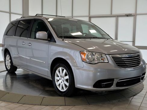 Used 2015 Chrysler Town & Country Touring FWD image 3