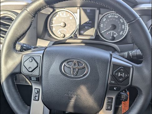 Used 2018 Toyota Tacoma SR5 AWD/4WD image 27
