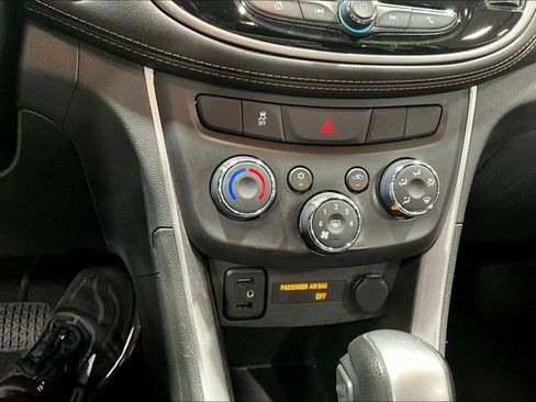 Used 2020 Chevrolet Trax LT w/ LT Convenience Package AWD/4WD image 14