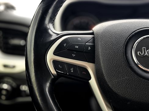 Used 2018 Jeep Cherokee Latitude Plus image 11