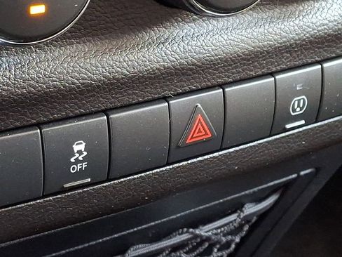 Used 2018 Jeep Wrangler Unlimited Rubicon w/ Connectivity Group AWD/4WD image 21
