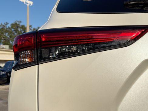 Used 2021 Toyota Highlander Limited image 10