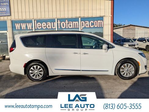 Used 2017 Chrysler Pacifica Touring-L image 3