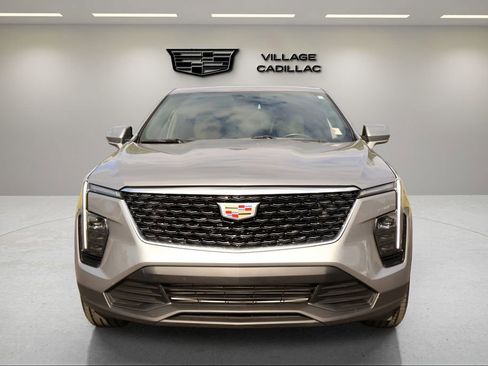 Used 2024 Cadillac XT4 Luxury w/ Cold Weather Package FWD image 8