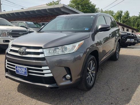Used 2019 Toyota Highlander XLE AWD/4WD image 3
