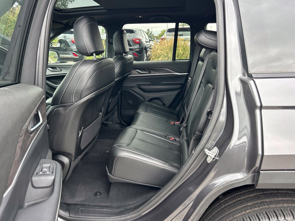 Used 2024 Jeep Grand Cherokee Limited w/ Black Appearance Package AWD/4WD image 10