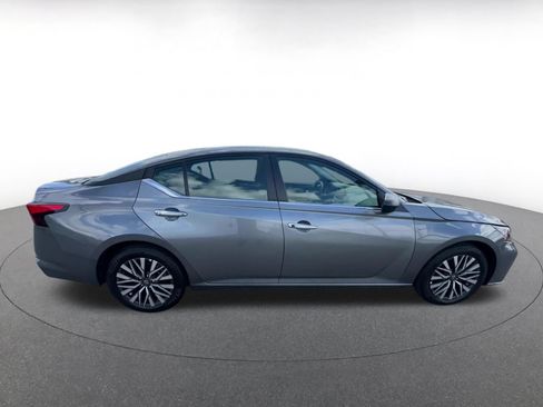 Used 2025 Nissan Altima 2.5 SV FWD image 13