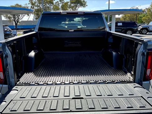 Certified 2025 GMC Sierra 1500 SLT image 8