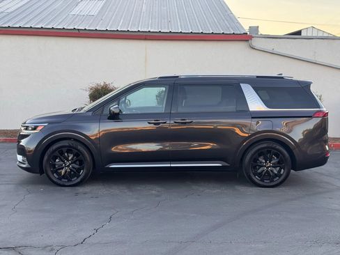 Used 2024 Kia Carnival SX Prestige image 3