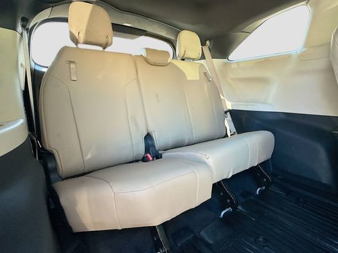 Used 2022 Toyota Sienna XLE AWD/4WD image 30