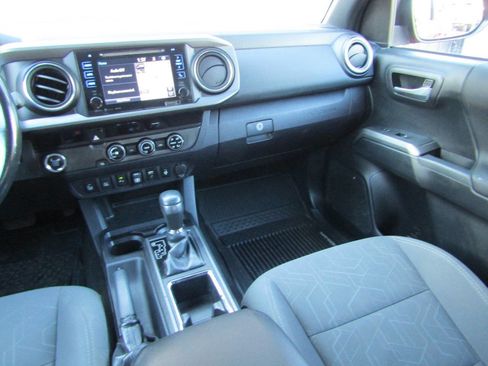 Used 2018 Toyota Tacoma TRD Sport image 14