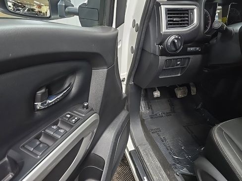 Used 2018 Nissan Titan SV image 27