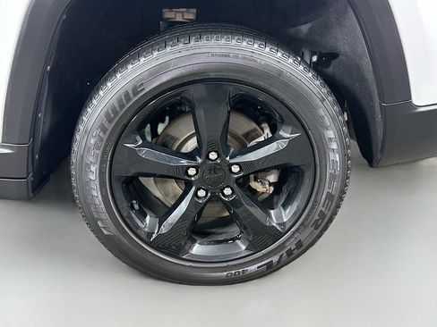 Used 2022 Jeep Grand Cherokee L Laredo image 30