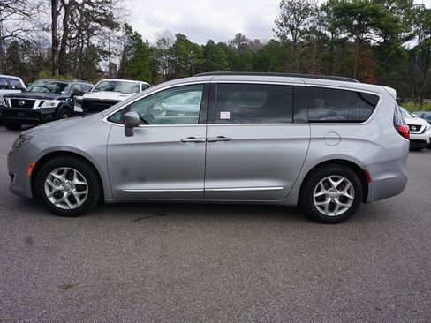 Used 2017 Chrysler Pacifica Touring-L w/ Tire & Wheel Group image 20