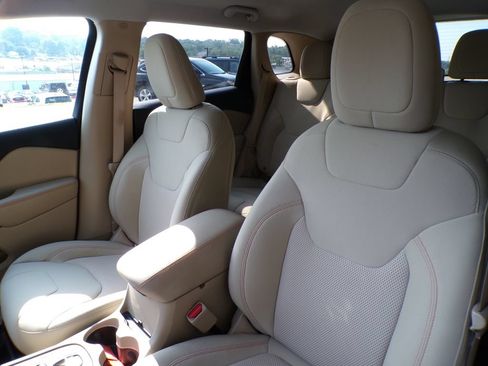 Used 2019 Jeep Cherokee Latitude w/ Popular Appearance Group FWD image 11