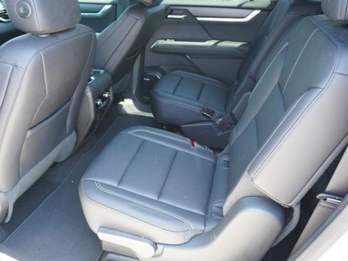 Used 2025 GMC Acadia Elevation w/ Elevation Premium Package FWD image 11