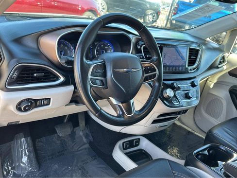 Used 2017 Chrysler Pacifica Touring-L image 16