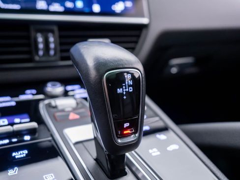 Certified 2023 Porsche Cayenne Platinum Edition image 25