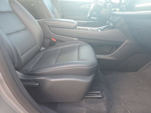 Used 2025 Chevrolet Traverse LT FWD image 25