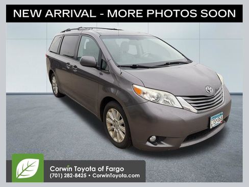 Used 2011 Toyota Sienna XLE image 1