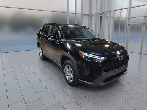 Used 2025 Toyota RAV4 XLE AWD/4WD image 2