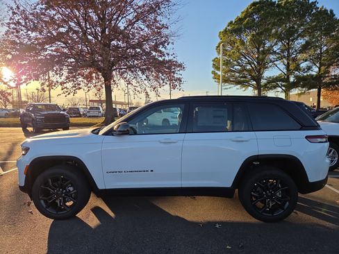 New 2025 Jeep Grand Cherokee Limited image 2