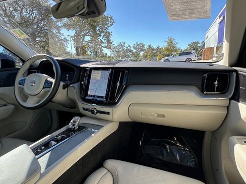 Used 2023 Volvo XC60 T8 Ultimate image 13