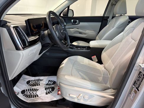 Used 2025 Kia Sorento S w/ Panoramic Sunroof Package FWD image 12