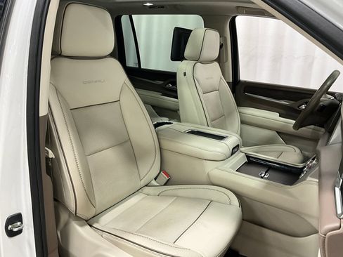 Used 2021 GMC Yukon XL Denali w/ Denali Premium Package AWD/4WD image 10