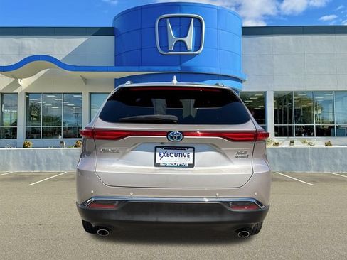Used 2022 Toyota Venza XLE AWD/4WD image 3