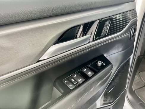 Certified 2025 Jeep Wagoneer 4WD image 13