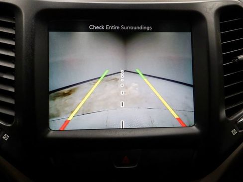 Used 2016 Jeep Cherokee Latitude w/ Comfort/Convenience Group AWD/4WD image 2