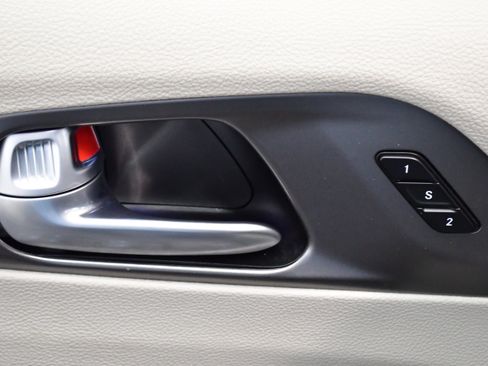 Used 2024 Chrysler Pacifica Touring-L image 33