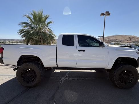 Used 2022 Toyota Tacoma SR AWD/4WD image 6