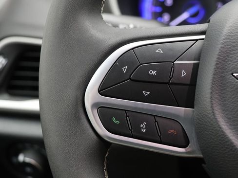 Used 2025 Chrysler Pacifica Select image 17