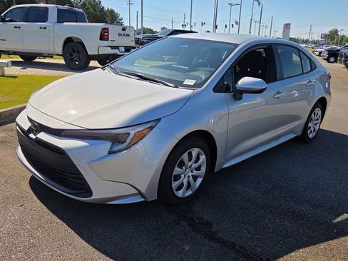Used 2026 Toyota Corolla LE FWD image 3
