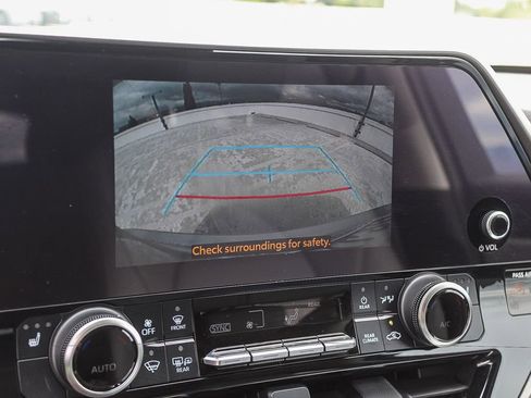 Used 2023 Toyota Highlander XLE FWD image 24