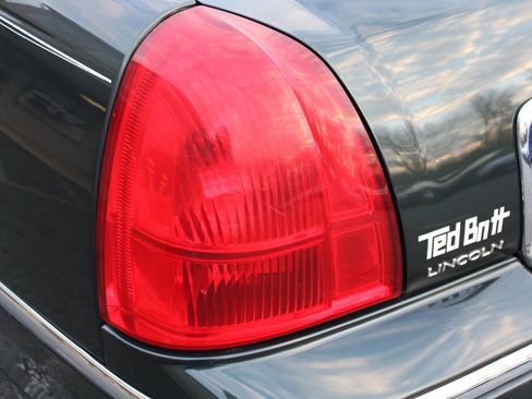 Used 2003 Lincoln Town Car Signature image 26