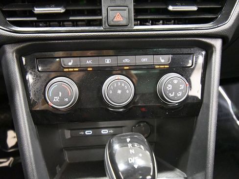 Used 2023 Volkswagen Taos SE w/ Panoramic Sunroof Package AWD/4WD image 26