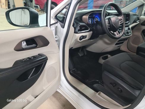 Used 2017 Chrysler Pacifica LX image 24