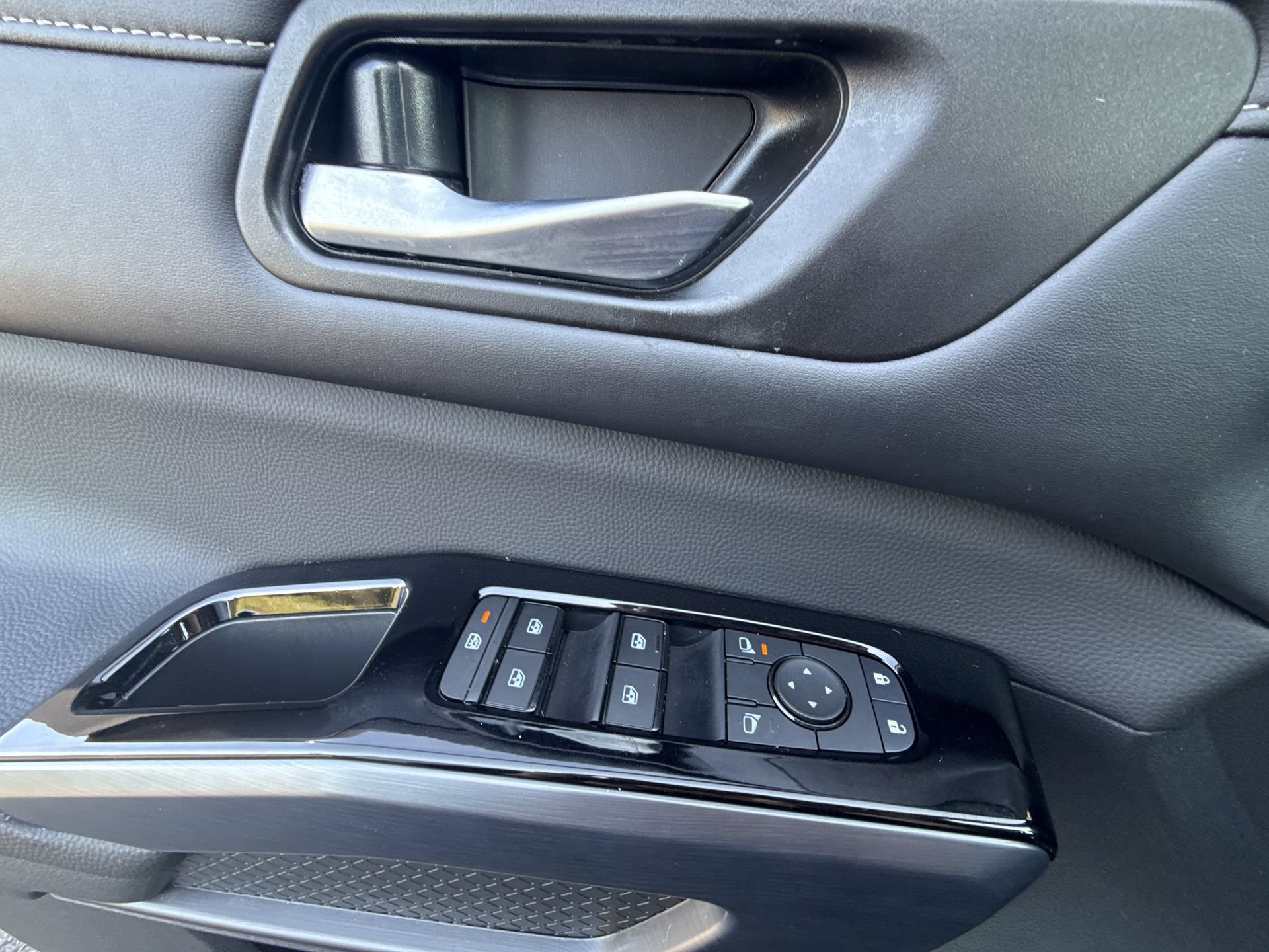 Used 2025 Nissan Pathfinder SL FWD image 30