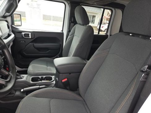 Used 2025 Jeep Gladiator Overland AWD/4WD image 9